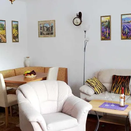 Avalon Mit Terrasse Und Kleiner Gruenflaeche Holiday home