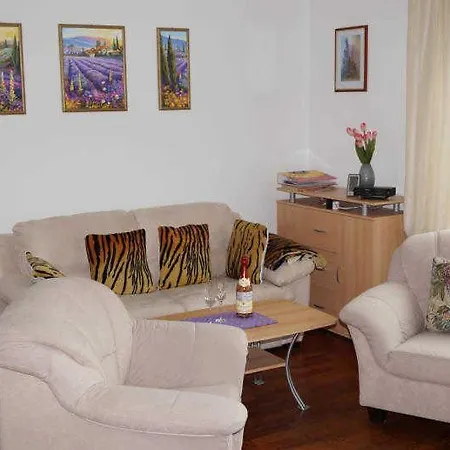 Avalon Mit Terrasse Und Kleiner Gruenflaeche Holiday home